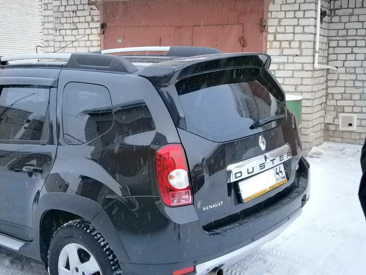 Стекло дверь рено дастер. Спойлер Renault Duster. Задний спойлер на Рено Дастер. Спойлер чистое стекло Рено Дастер. Задний спойлер на Рено Дастер чистое стекло.