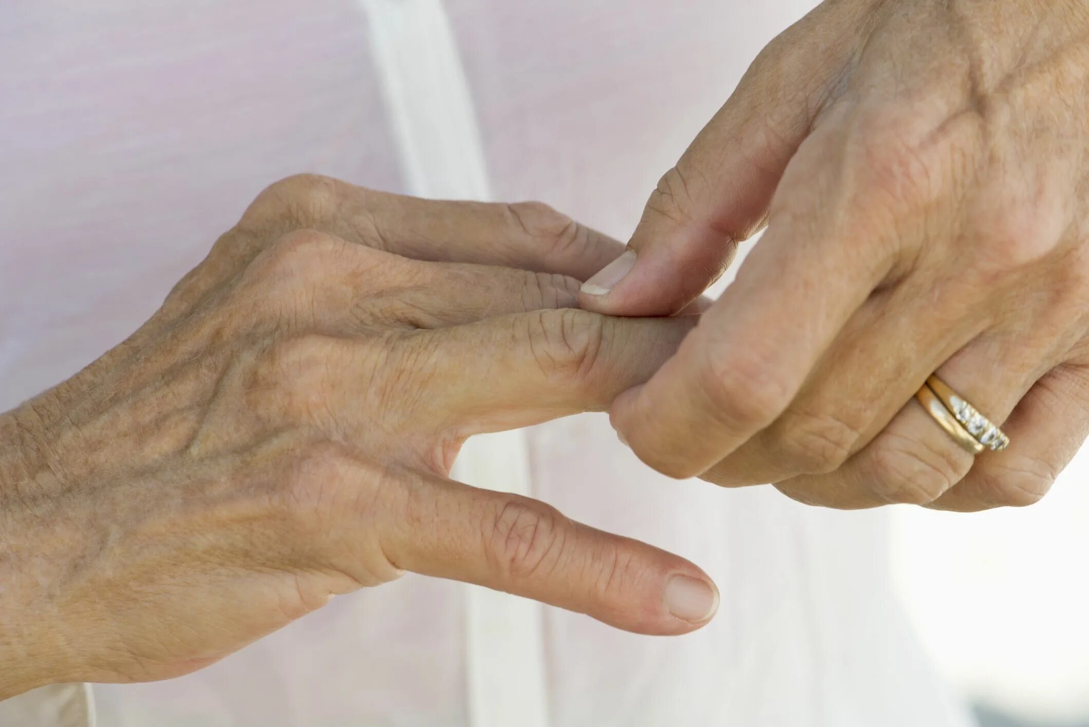 Скованность суставов пальцев рук. Чем можно вылечить палец