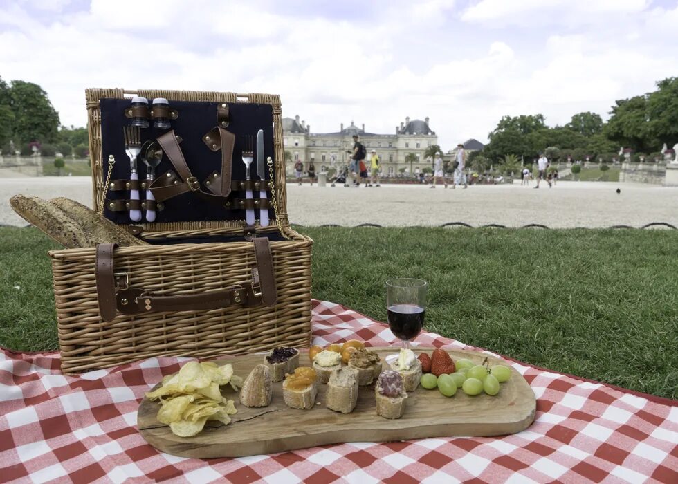 Люксембургский сад пикник. Пикник во Франции. Пикник в Париже. Пикник во французском стиле. Пикник венский
