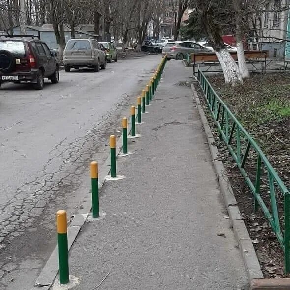 Тротуары в европе. Столбик парковочный стопмобиль. Столбу тротуара. Ограждение тротуара жбк 1 металл. Столбы для ограждения тротуаров.