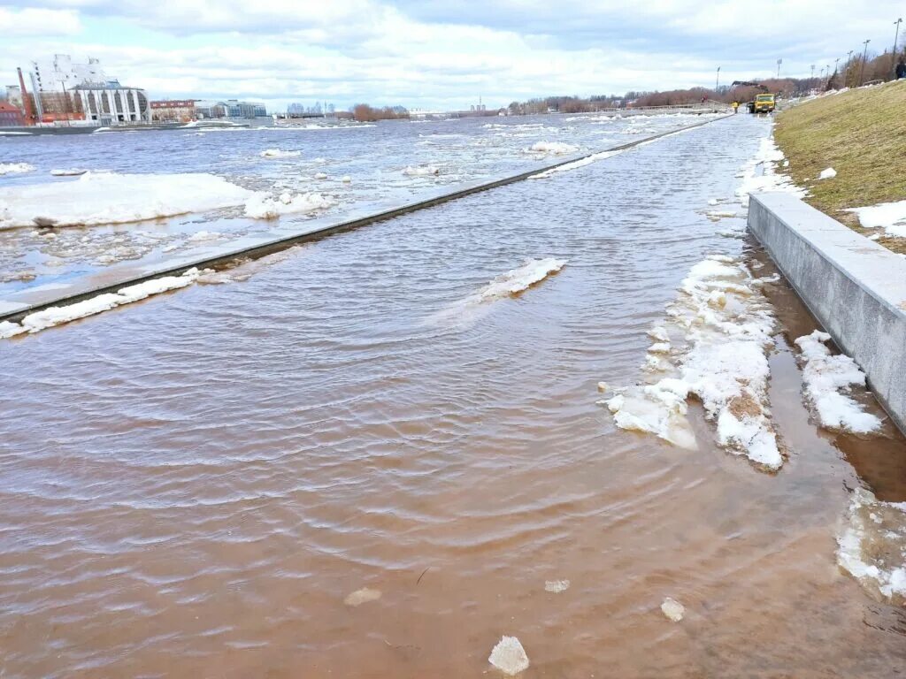 Река Волхов в Великом Новгороде. Волхов разлился. Великий Новгород потоп. Новгород затопило.