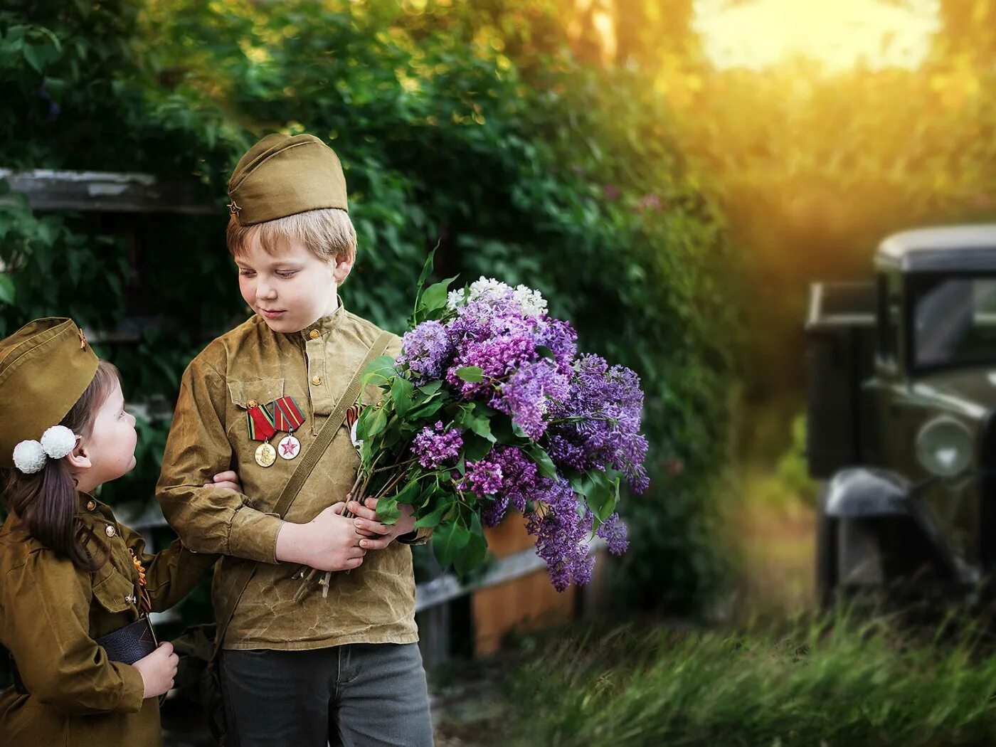 С днем победы 9 дети. Солдат с сиренью. Солдат с цветами. Фотосессия день Победы. День Победы для детей.