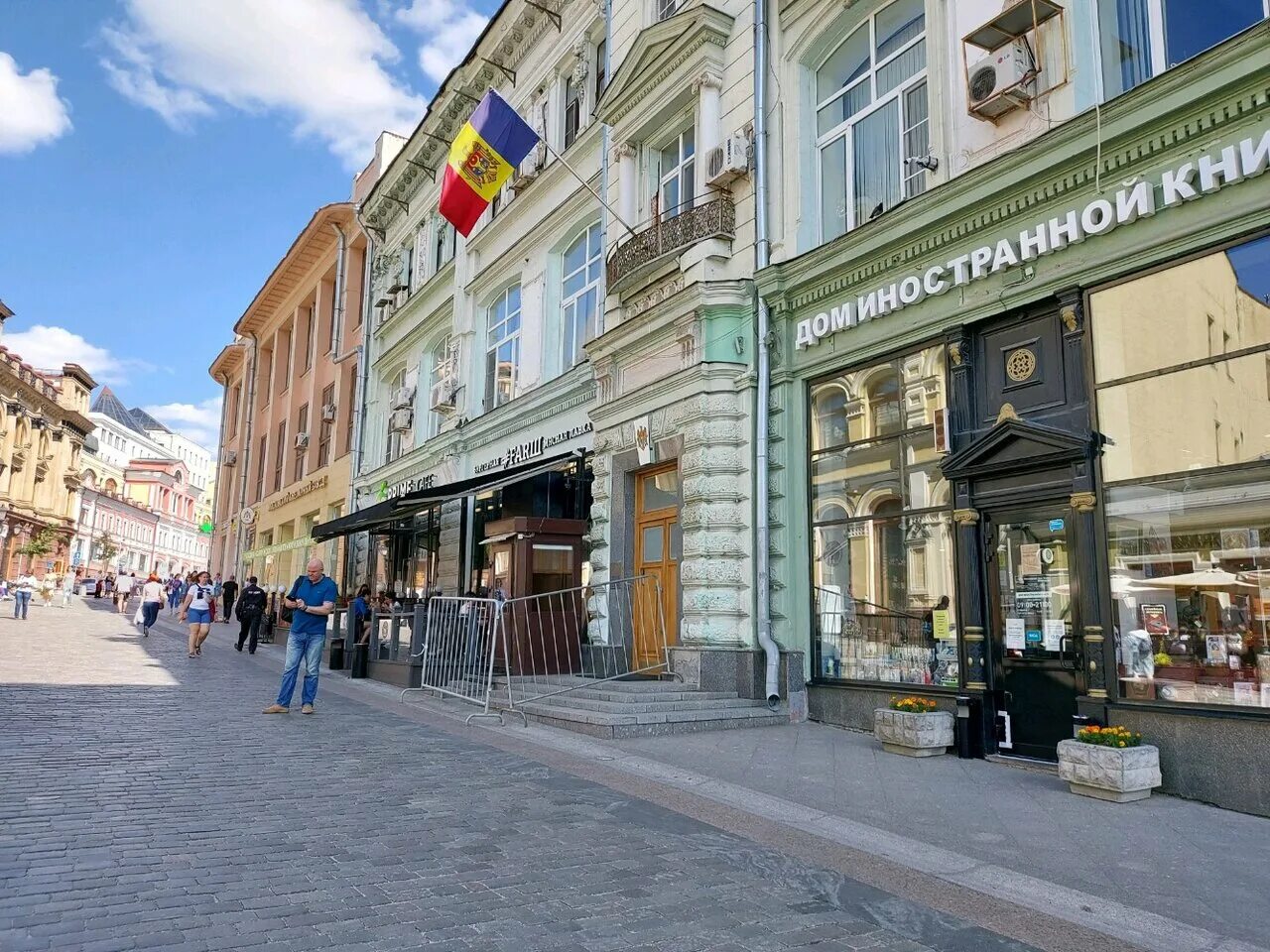 Посольство молдавии в москве. Молдавское посольство в москве. кузнецкий мост посольство молдовы. посольство россии в молдове. консул молдовы в москве.