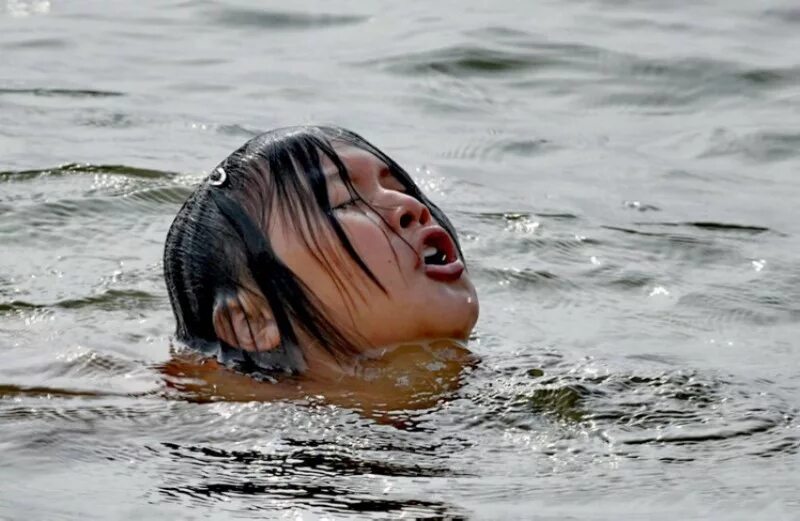 Холодная вода похожа. Человек выныривает из воды. Девушка утопает в воде. Женщина тонет.