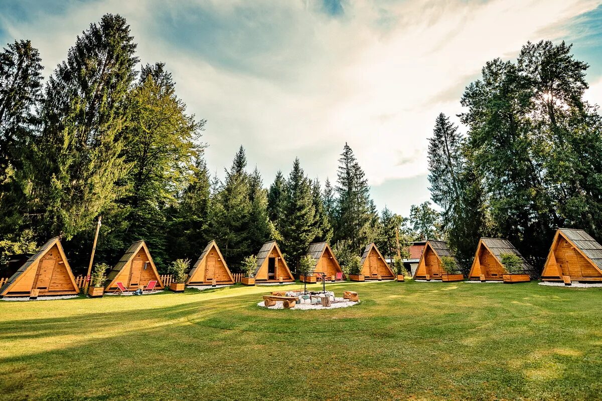 Garuda glamping abkhazia. Глэмпинг Рязань парк Поляны. Глэмпинг Веретьево. Гаруда глэмпинг Абхазия. Глэмпинг "Garuda" в Абхазии.