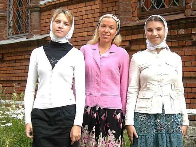 Можно ли в церковь ходить в брюках. Православная женщина. Одежда в храм. Православная одежда для женщин. Одежда для церкви женская.