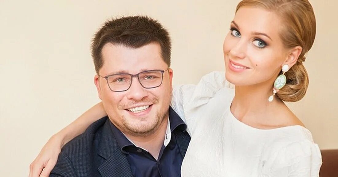 Сколько был женат гарик харламов. Гарик харламов 2022. Гарик бульдог харламов жена. Сколько был женат гарик харламов. Гарик харламов и его жена.