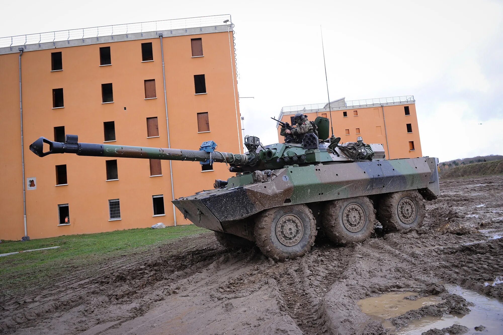 Amx 10rc. Танк amx-10rc. французский колёсный танк amx-10rc. танк амх 10. колесные amx-10 rc.