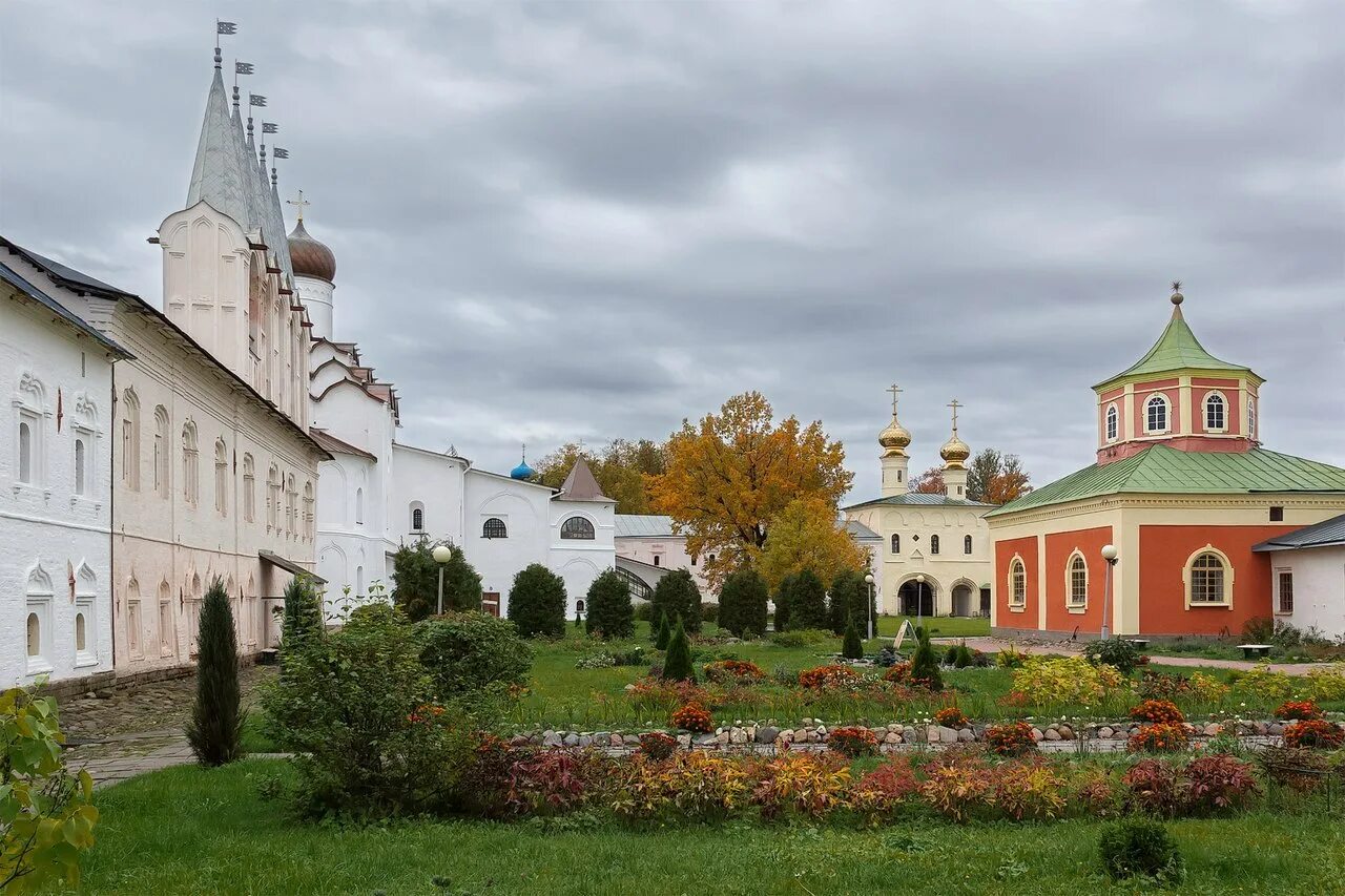 Монастырь в тихвине. Тихвинский успенский монастырь. тихвинский мужской монастырь в тихвине. тихвинский богородичный успенский монастырь. тихвинский богородичный успенский монастырь осень.