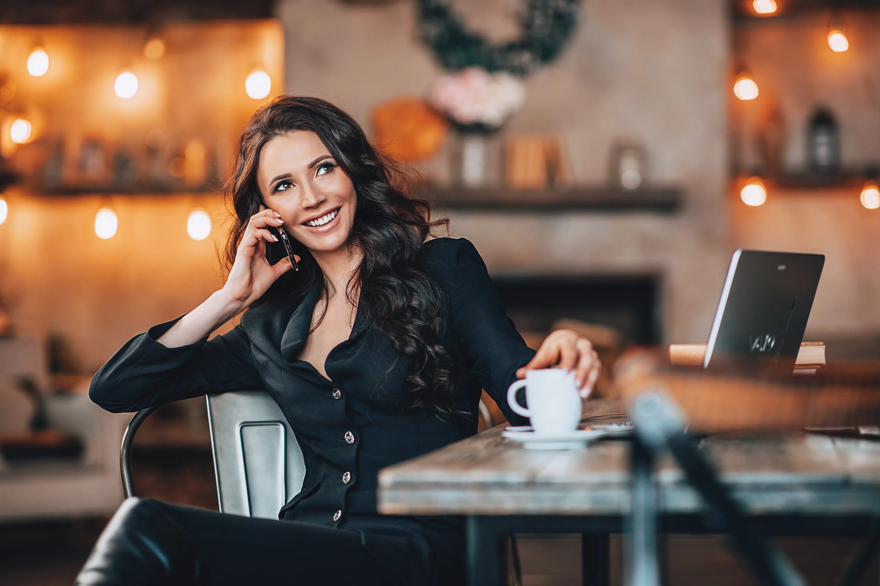 счастливая успешная женщина. современная женщина. деловая девушка. женский контент. фотосессия в деловом стиле.