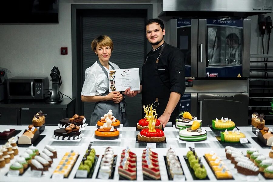 Работа кондитером в москве свежие вакансии. Кулинарный эксперт. Персонал кафе кондитерской. Профессия кондитер. Кондитер дизайнер.