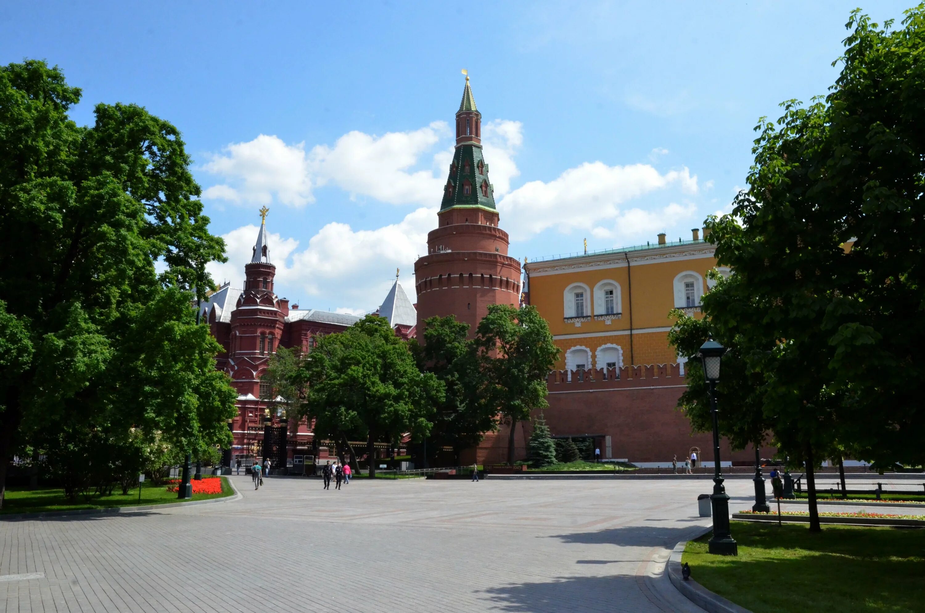 Тг кремлевский. Александровский сад Москва. Московский Кремль Александровский сад. Александровский сад Москва вид сверху. Александровский сад столица России Москва.