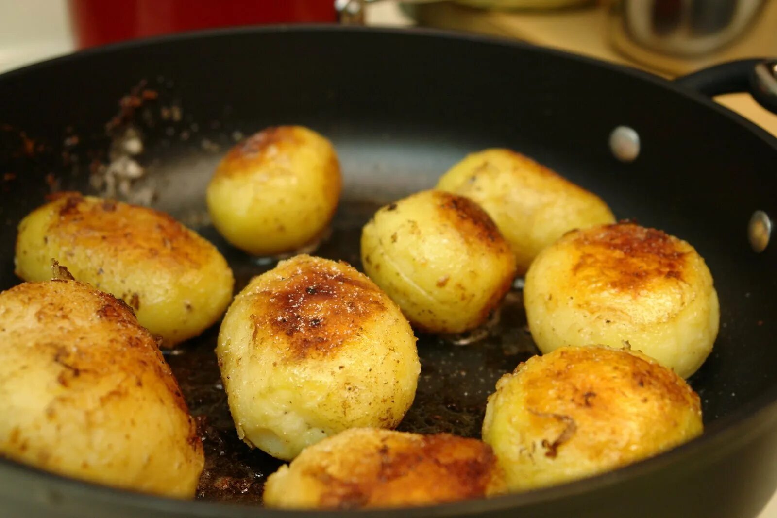 Как делать картошку на сковороде. Картошка вареная и обжаренная на сковороде. Круглая обжаренная картошка. Отварная обжаренная картошка. Жареная вареная картошка.