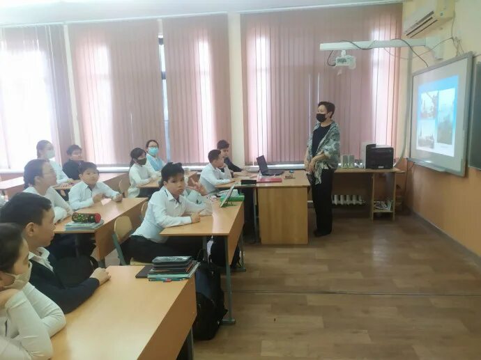 Hh элиста работа. Сош 3 элиста. 19 школа элиста. 8 школа элиста. библиотека амур санана элиста.