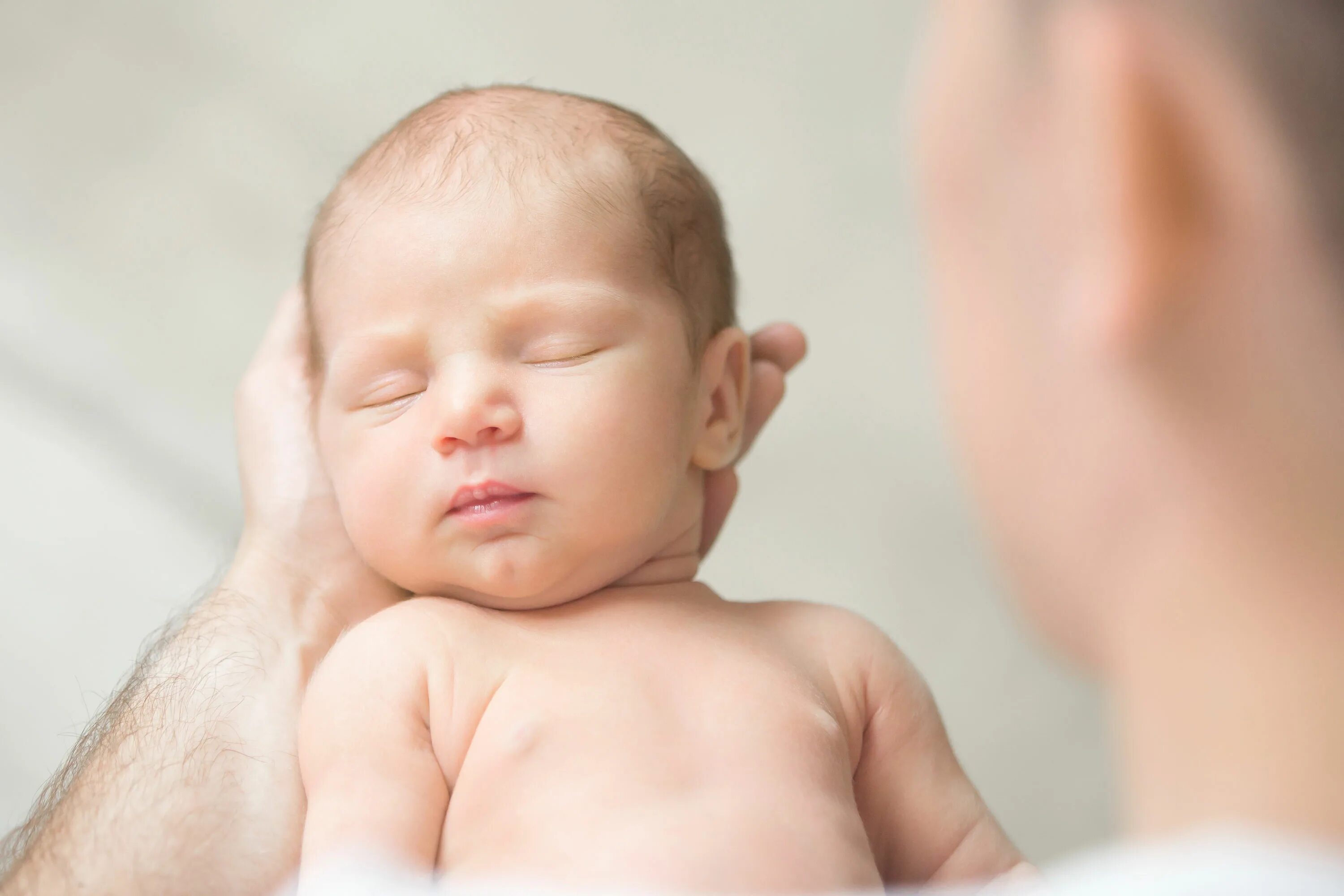 F s baby. Маленькие дети. Младенец улыбается. Омадоз беби. Малыш сидит.