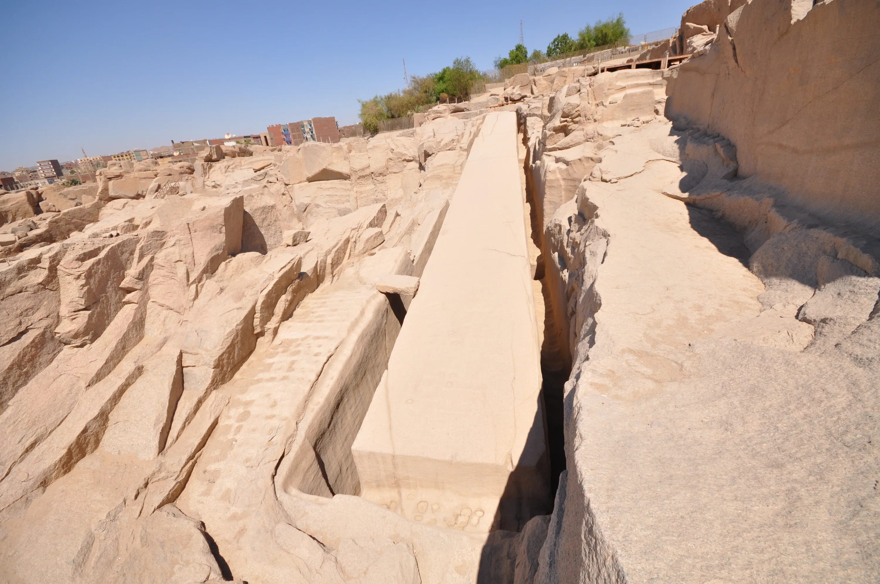 Большой поверхности а также. Асуанский Обелиск Египет. Асуанские Каменоломни Египет. Незавершенный Обелиск в Асуане Египет. Незаконченный Обелиск Асуан.