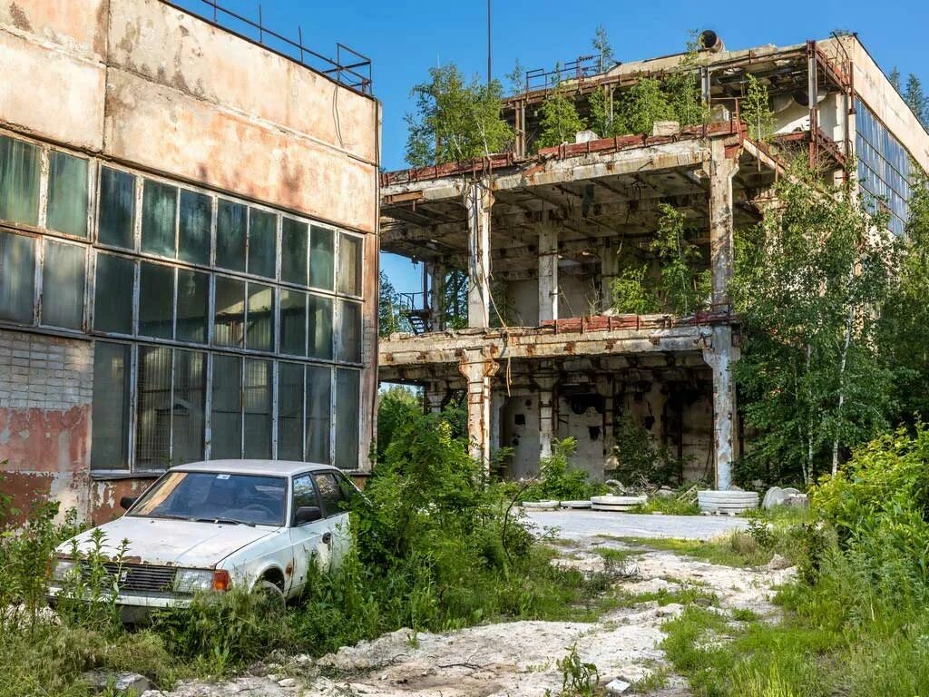 Здание детской многопрофильной больницы, старый оскол. Заброшка в белгороде. Заброшенное здание вид снаружи. Заброшка фабрика поварово 3. Заброшка.