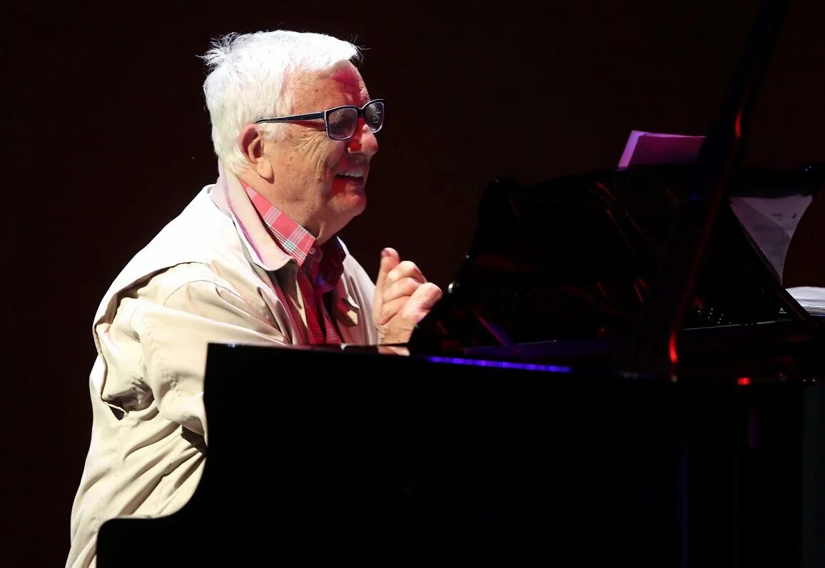 Раймонда композитор. Раймонд паулс. Маэстро раймонд паулс. Раймонд паулс в молодости. Раймонда композитор.