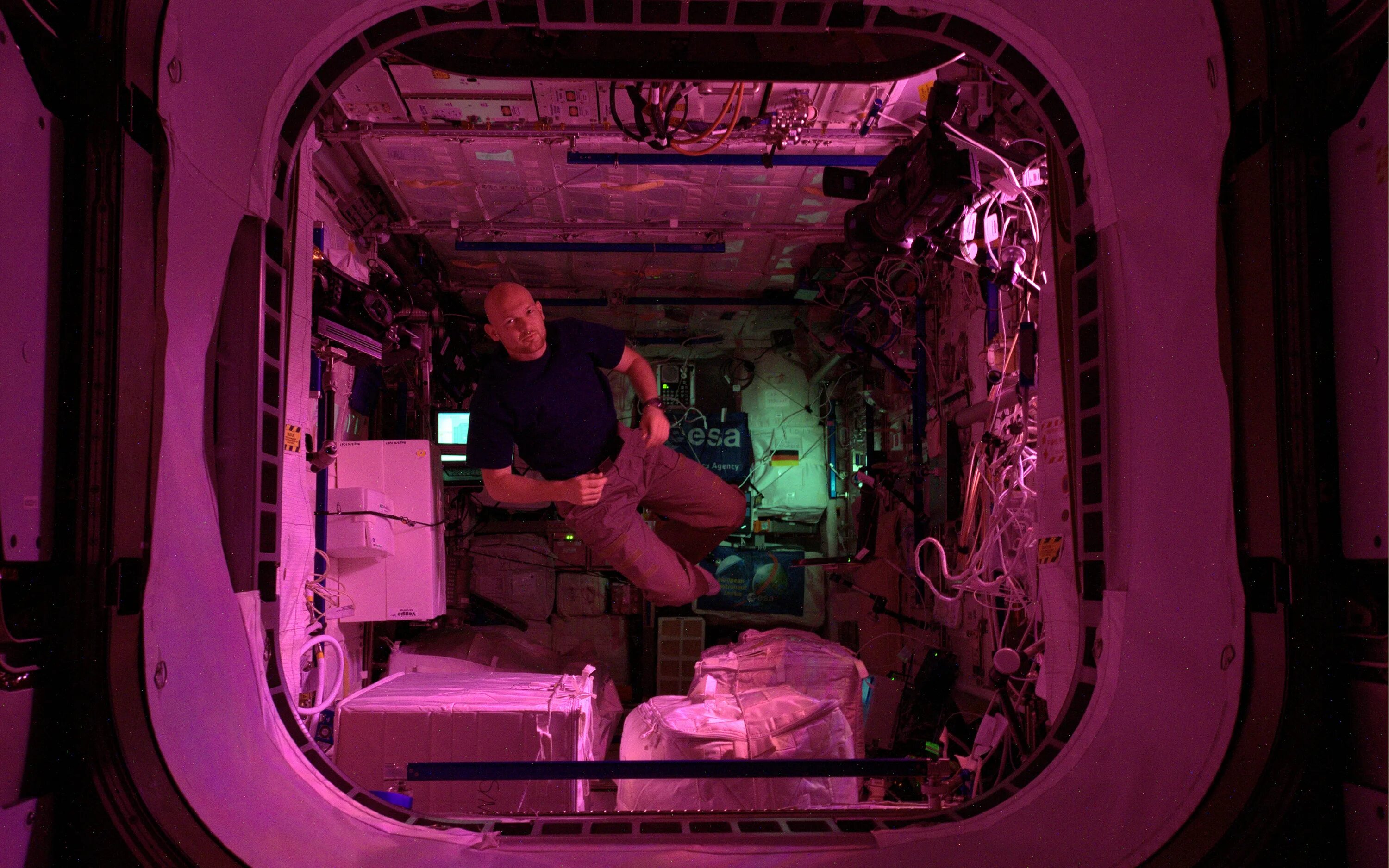 Розовый МКС. Пандорум космической модуль интерьер. Spacelab Construction. Space Ohio. Включи станцию на ночь