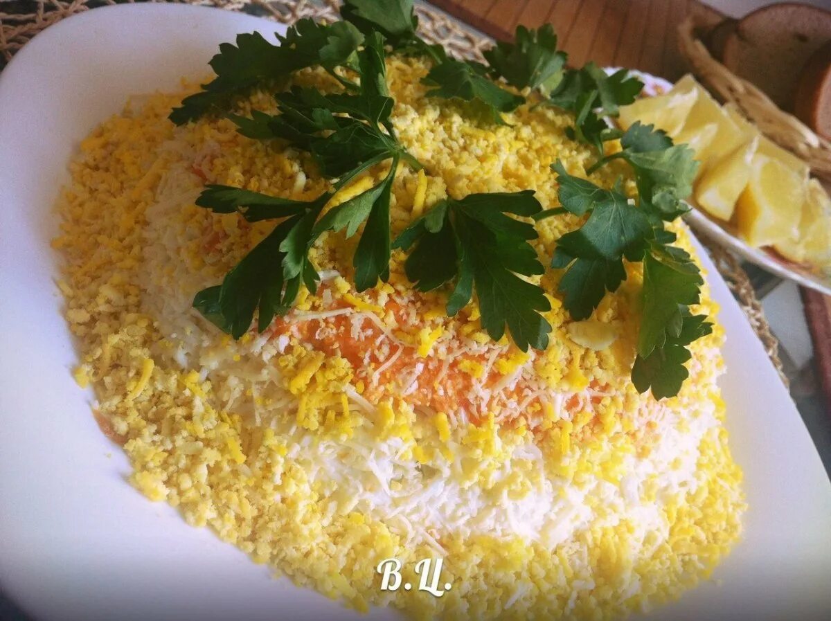 Мимоза с морковью. Мимоза с сайрой. Салат мимоза королевская. Эрвин салат мимоза. Салат мимоза послойно.