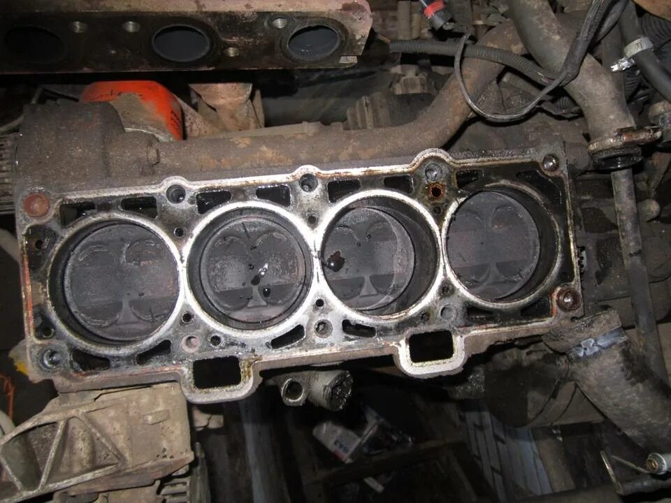 Датчик искры 2114. Второй цилиндр ваз 2110. Трубки гтц ваз 2110. Заглушка гбц ваз 2114. 4-й цилиндр ваз 2110.