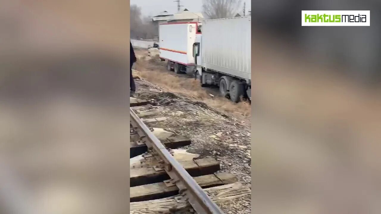 Сможет ли поезд. Переехало поездом пополам.