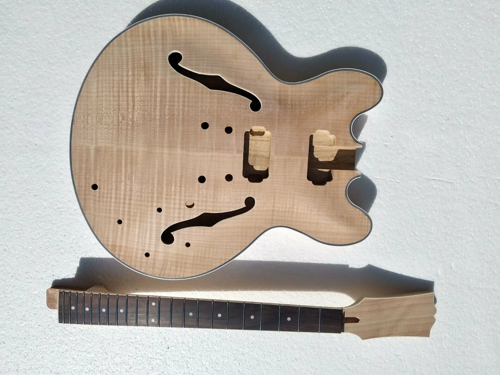 Body gitar. Body gitar. Carvin semi hollow body piezo wiring. Пикгард для электрогитары лес пол. Sg guitar wood.
