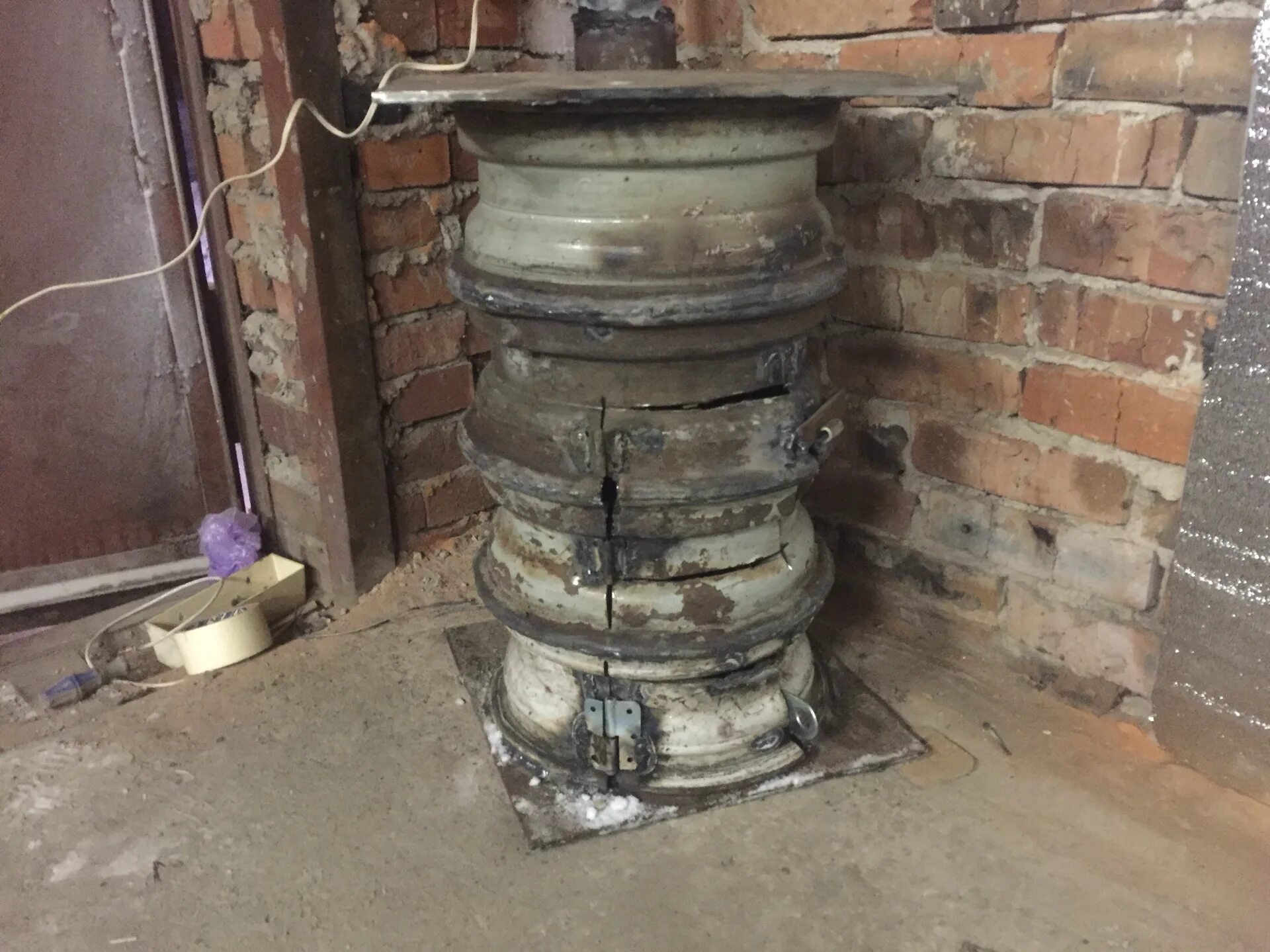 Тандыр из камазовских дисков. Тандыр из колодезного кольца. Печь из дисков. Печь для казана из колесных дисков. Печка из колесных дисков газ 3307 для бани.