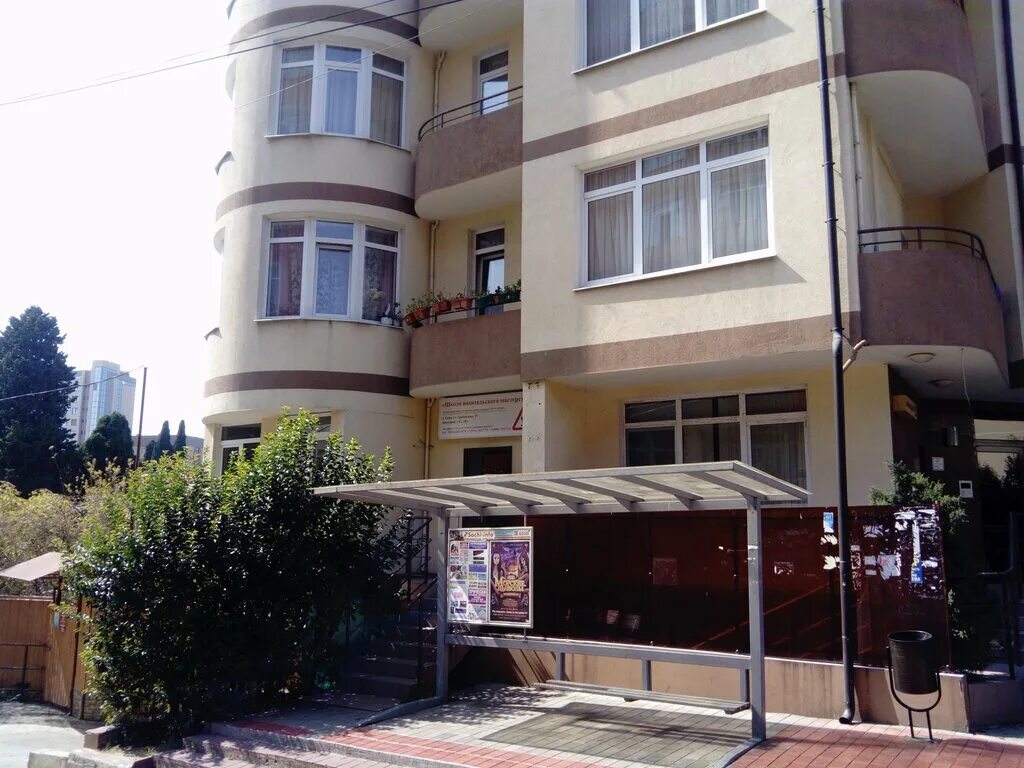 Грибоедова 15 тюмень. Ул грибоедова 15. Ул грибоедова 15. Ул леваневского екб. Подъезды жилых домов.