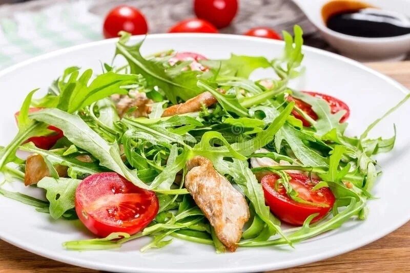 Руккола с курицей. Рукола с курицей. Салат руккола черри. Салат из копченой курицы рукколы. Салат из рукколы с помидорами.