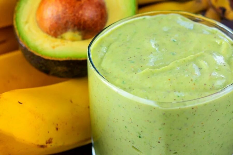 Банан и яблоко в блендере. Киви яблоко мандарин смузи. Смузи авокадо киви. Смузи яблоко киви банан сельдерей. Банановый шейк.
