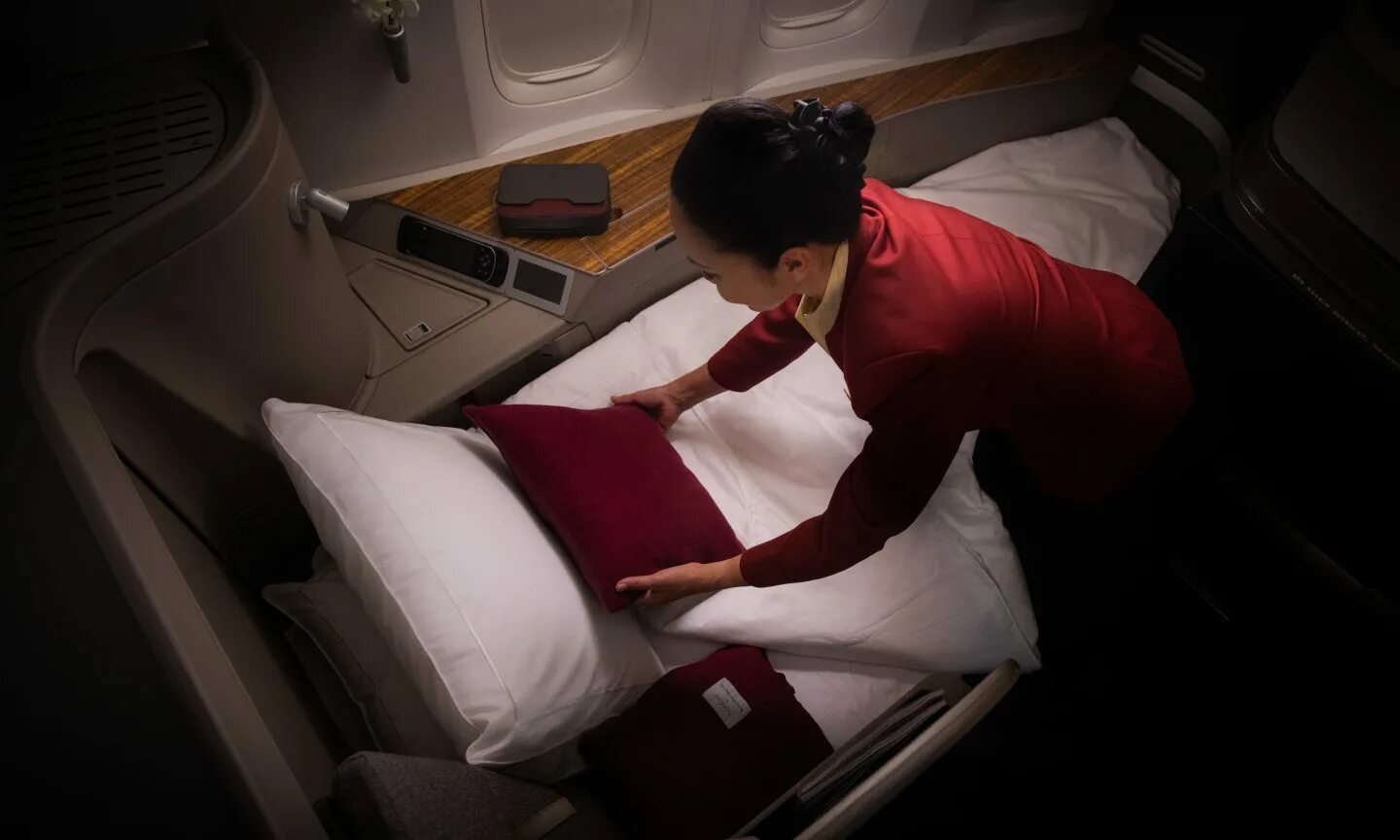 What is first class. Cathay pacific airways first class. подушка для бизнес класса. vr-hfs cathay pacific.
