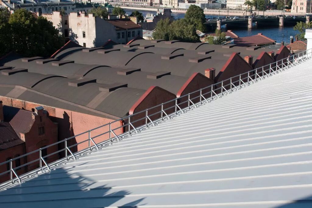 Аксессуары крыши. Кровельное ограждение ROOFSYSTEMS. Ограждения на кровлю плоскую h 1200. Ограждение Руфсистемс Элит. Фальцевая кровля Италия стадион.