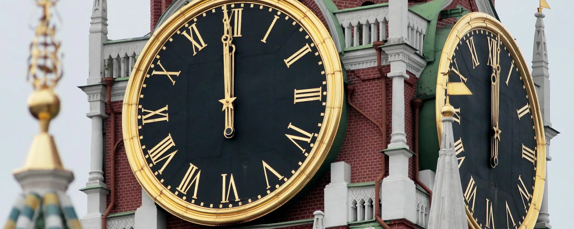 Часы на спасской башне галовей. Кремлёвские куранты на спасской башне. бой курантов на спасской башне московского кремля.