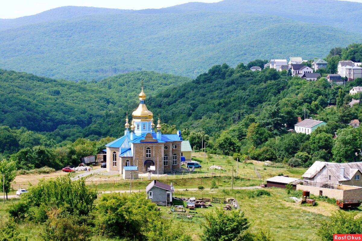 Село Партизанское Симферопольский район. Село Каштановое Симферопольский район. Церковь в селе Партизанское Симферопольский район. Каштановое Симферопольский район Церковь Покрова. Село каштановое