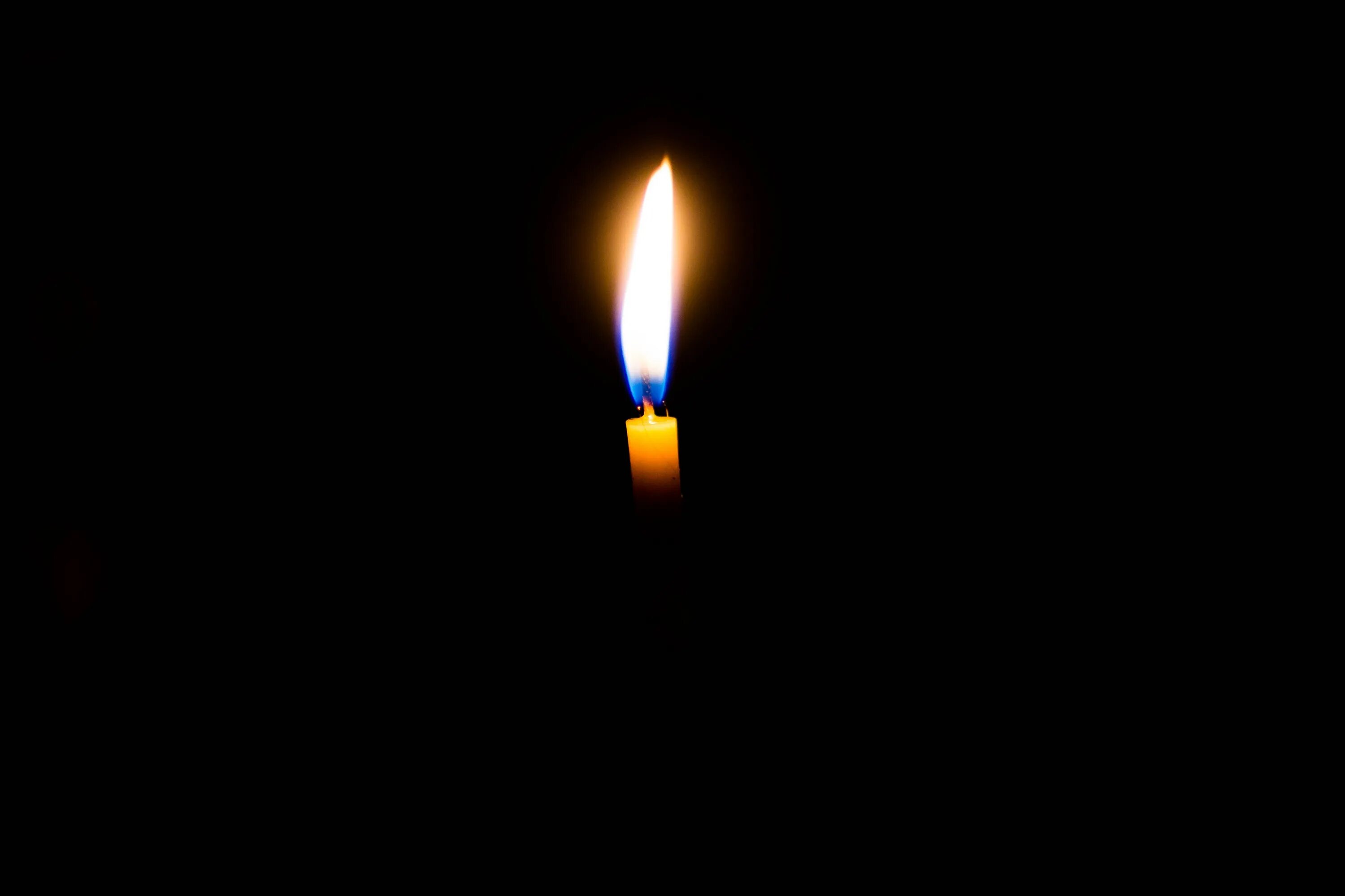 Свеча поминки. Поминальная свеча. Свеча скорби. Свеча на темном фоне. Траурная свеча.