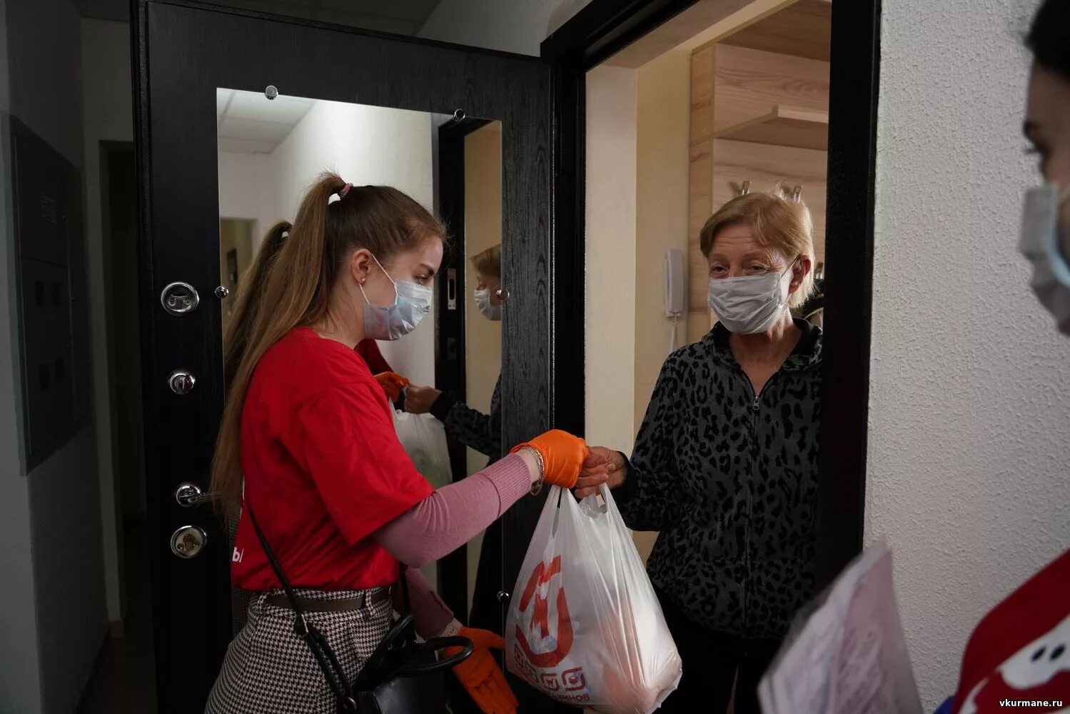 Лаготворительный фонд «волонтёры в помощь детям-сиротам». Волонтеры в детском доме. Оказание помощи пожилым людям. Доброволец помогающий. Волонтеры помогают.