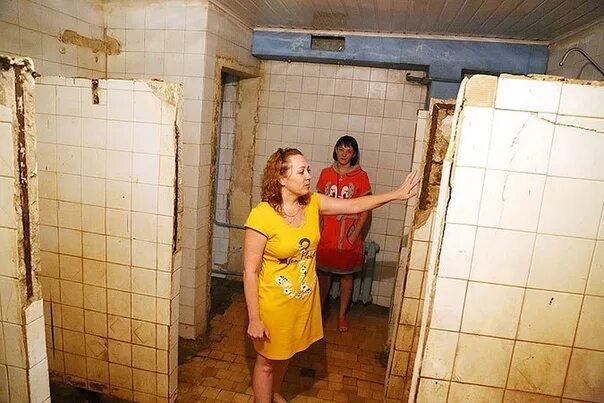 Женщины в общем душе не заметили мини камеру