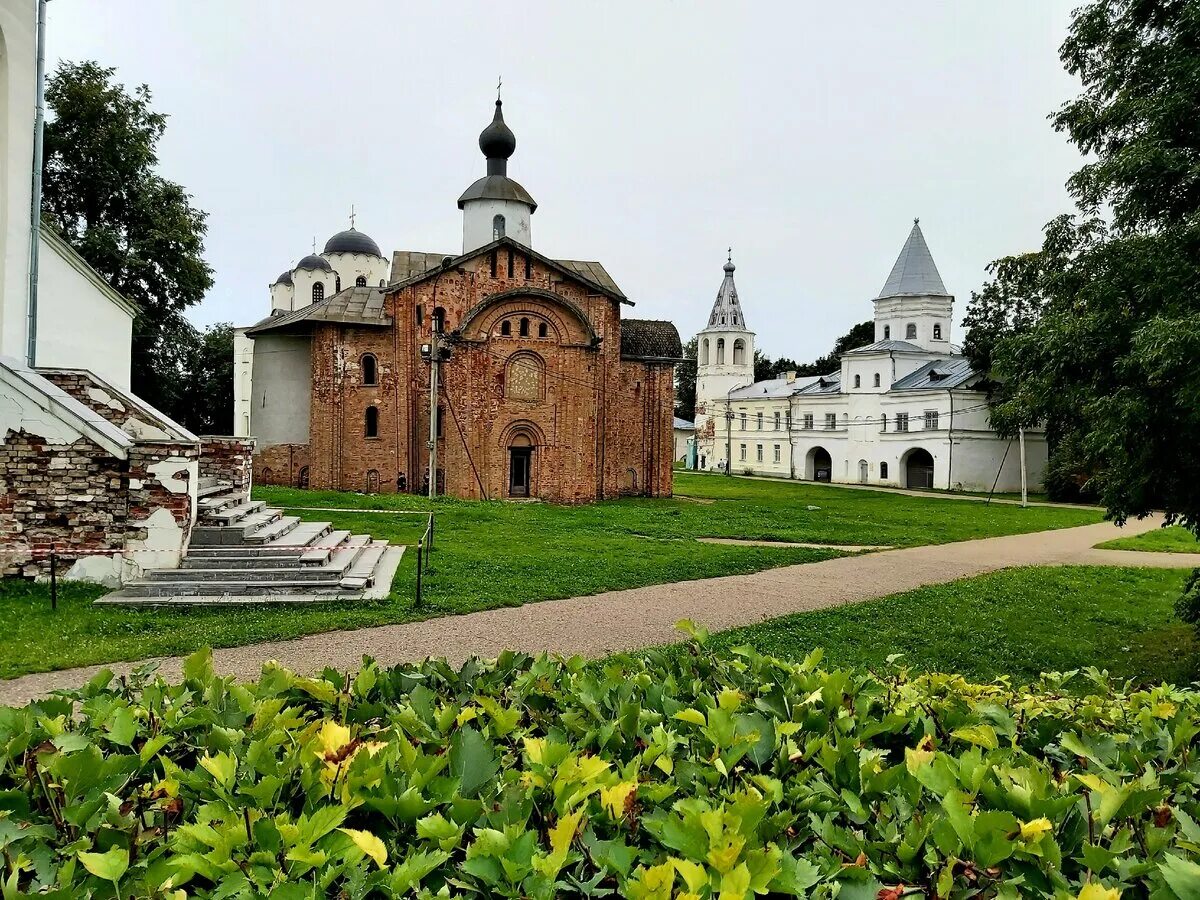 Великий новгород тюмень. Ярославово Дворище Великий Новгород. Ярославово Городище Великий Новгород. Новгород Кремль Ярославово Дворище. Ярославова Дворища Великий Новгород.