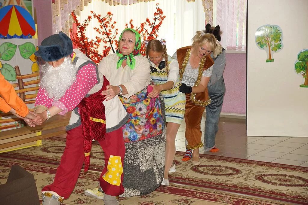 Сценка сказки. Сценка Репка на новый лад. Смешные конкурсы для бабушек. Сценки на празднике