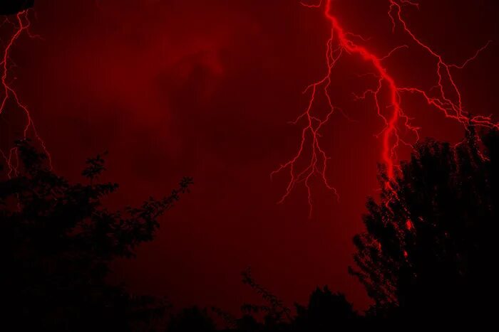 Телефон красная молния. Красная молния. Черно красная молния. Красный фон с молниями. Кровавая молния.