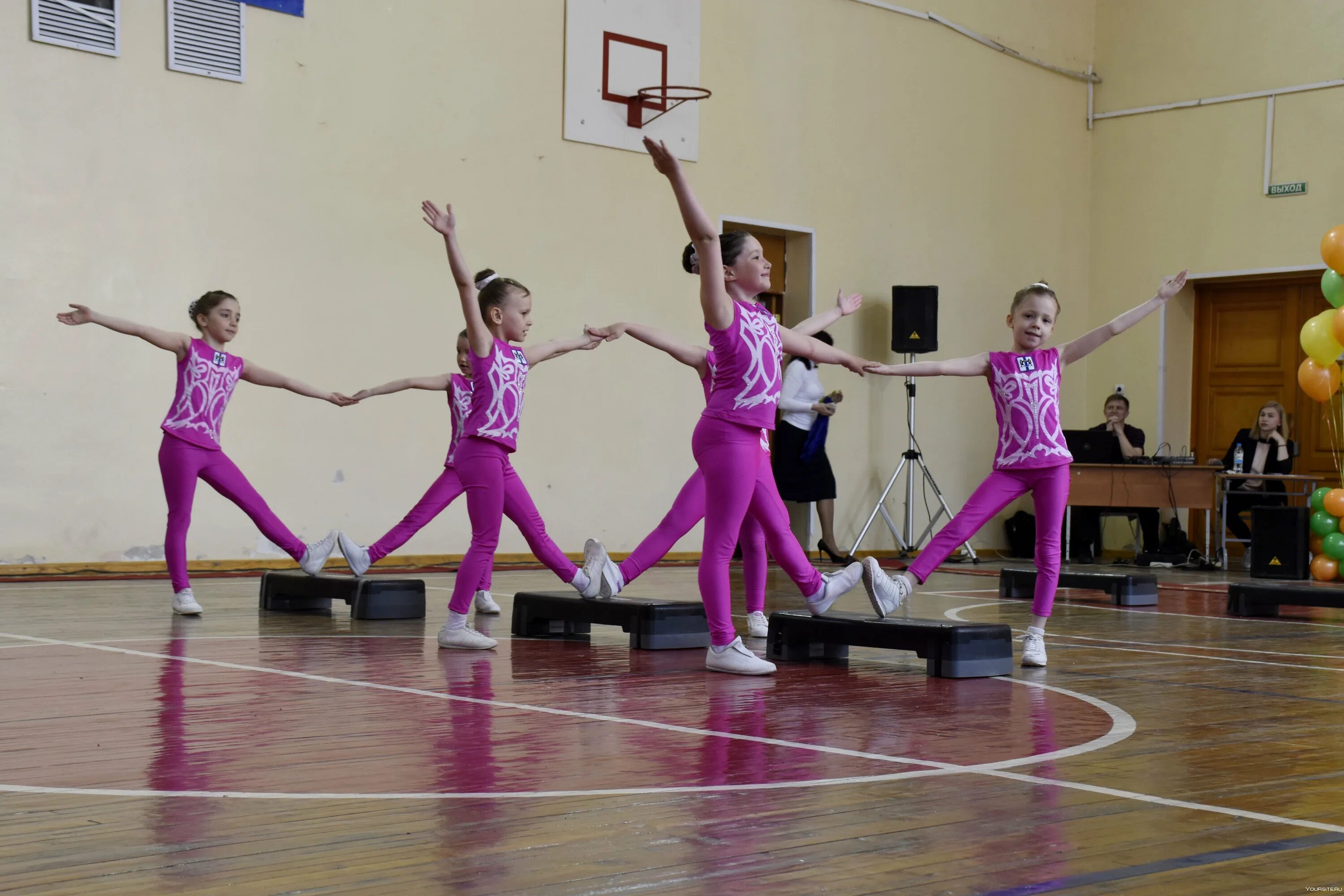 Занятия по танцам для детей. Фитнес аэробика для детей. Соревнования по спортивной аэробике. Аэробика конкурс. Спортивная аэробика.