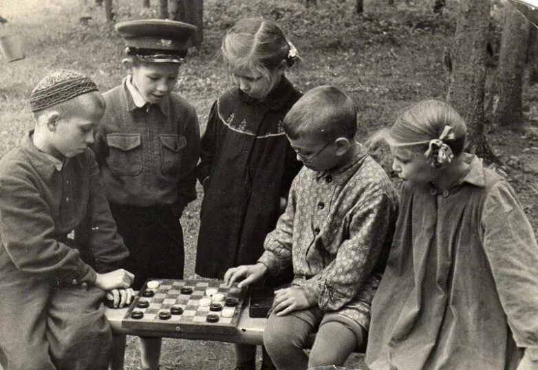 Дворовые игры послевоенные годы. Советские дети во дворе. Дети улицы. Футбол во дворе. Дети играют в футбол во дворе.