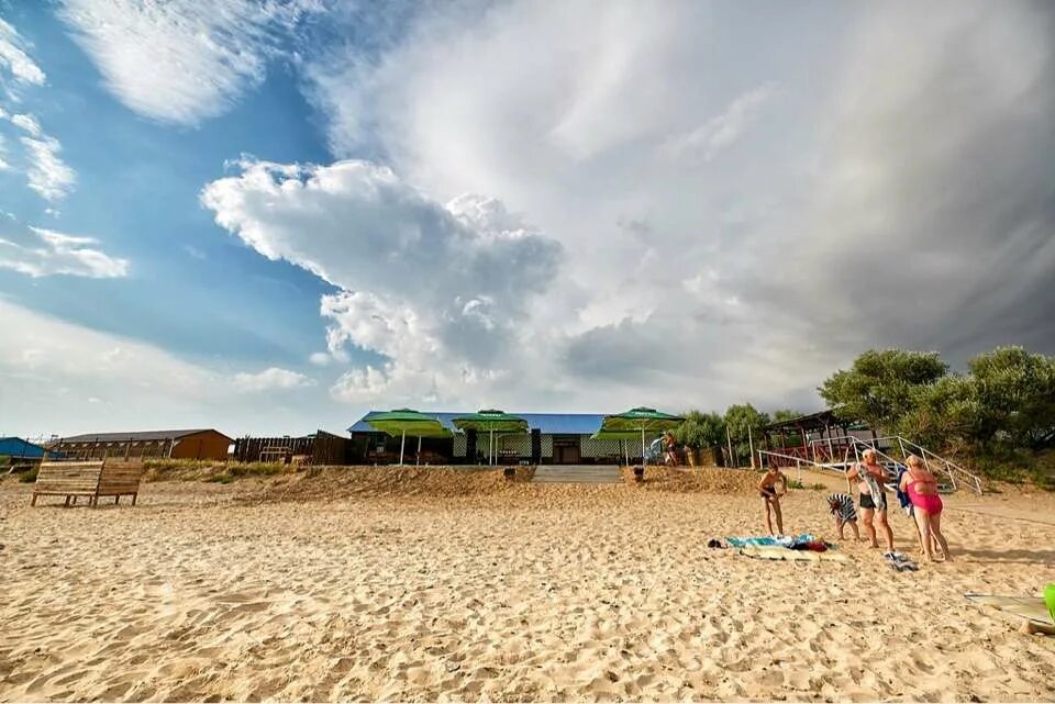 Пляж в поселке веселовка краснодарский край. Веселовка отдых. Посёлок веселовка темрюкский район. Станица благовещенская бугазская коса. Пляж янтарь веселовка.