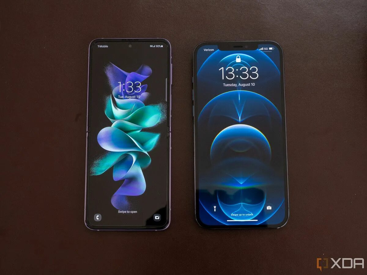 Galaxy 13 2. Iphone 12 Pro vs Galaxy Flip z4. Айфон 12 или самсунг z Flip 3. Samsung Galaxy z Flip 3 vs 4. Прикольные обои самсунг галакси z Flip.