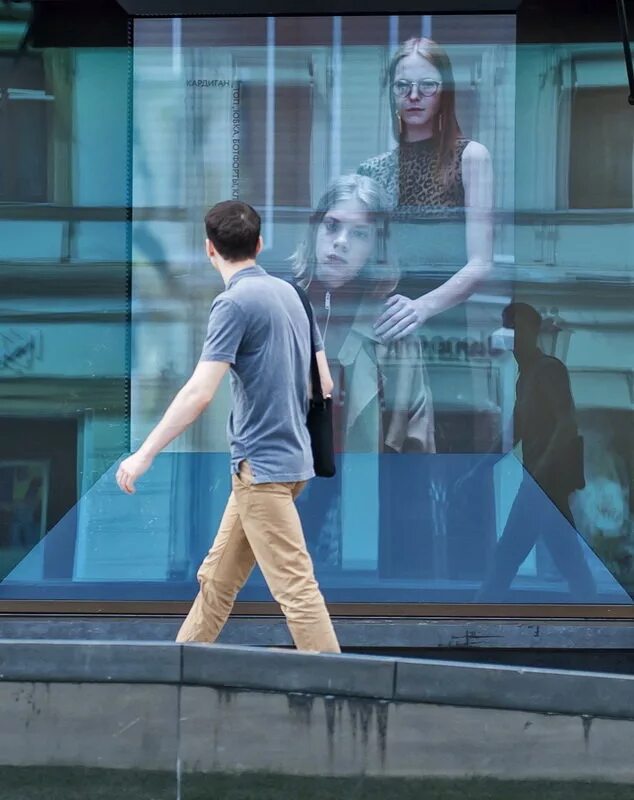 витрины на улицах города. девушка у витрины. проходя мимо витрины магазина. девушка идет мимо витрин. отражение в витрине.