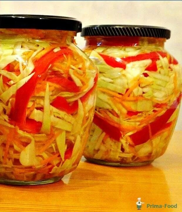 Капусту мариновать быстро с перцем болгарским. Капуста с болгарским перцем. капуста со сладким перцем. капуста маринованная с перцем. маринованная капуста с болгарским перцем.