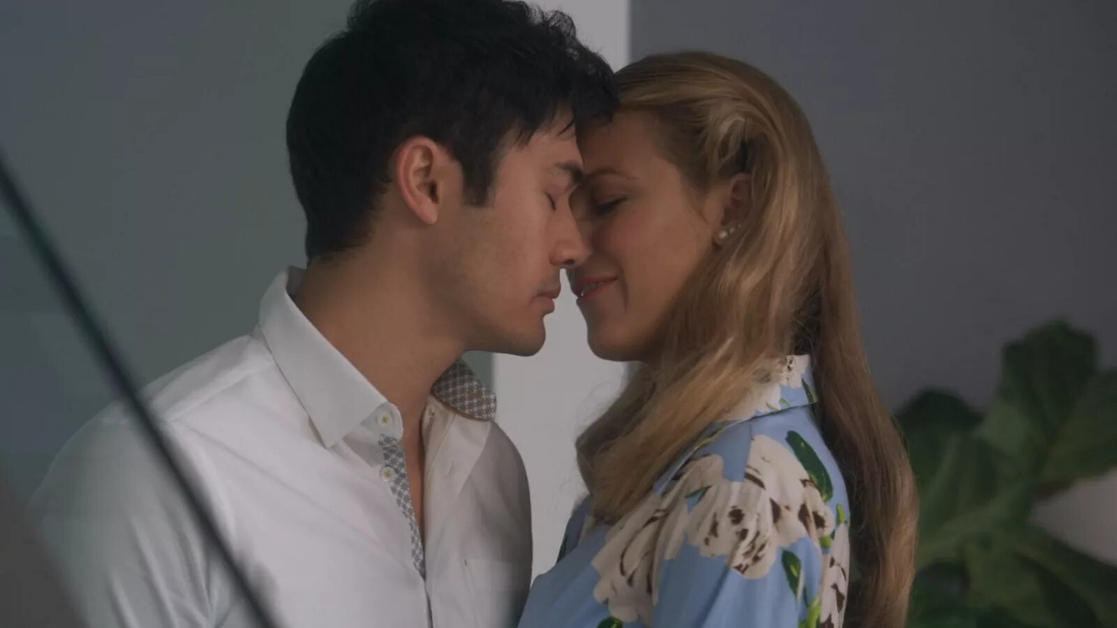 Мишель йео безумно богатые азиаты. Мужчина и женщина в постели. Безумно богатые азиаты фильм 2018. Скрывал от девушки что он безумно богат. Страстные поцелуи.