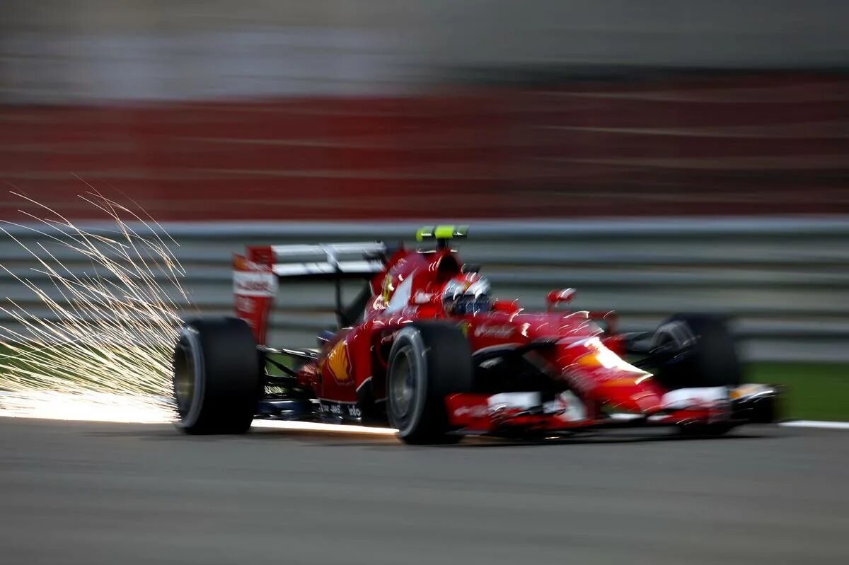 Скорость болида формулы 1. Феррари ф1 2015. Kimi Raikkonen f1. Vettel Ferrari 2015 Bahrain. Кими Райкконен 2015.