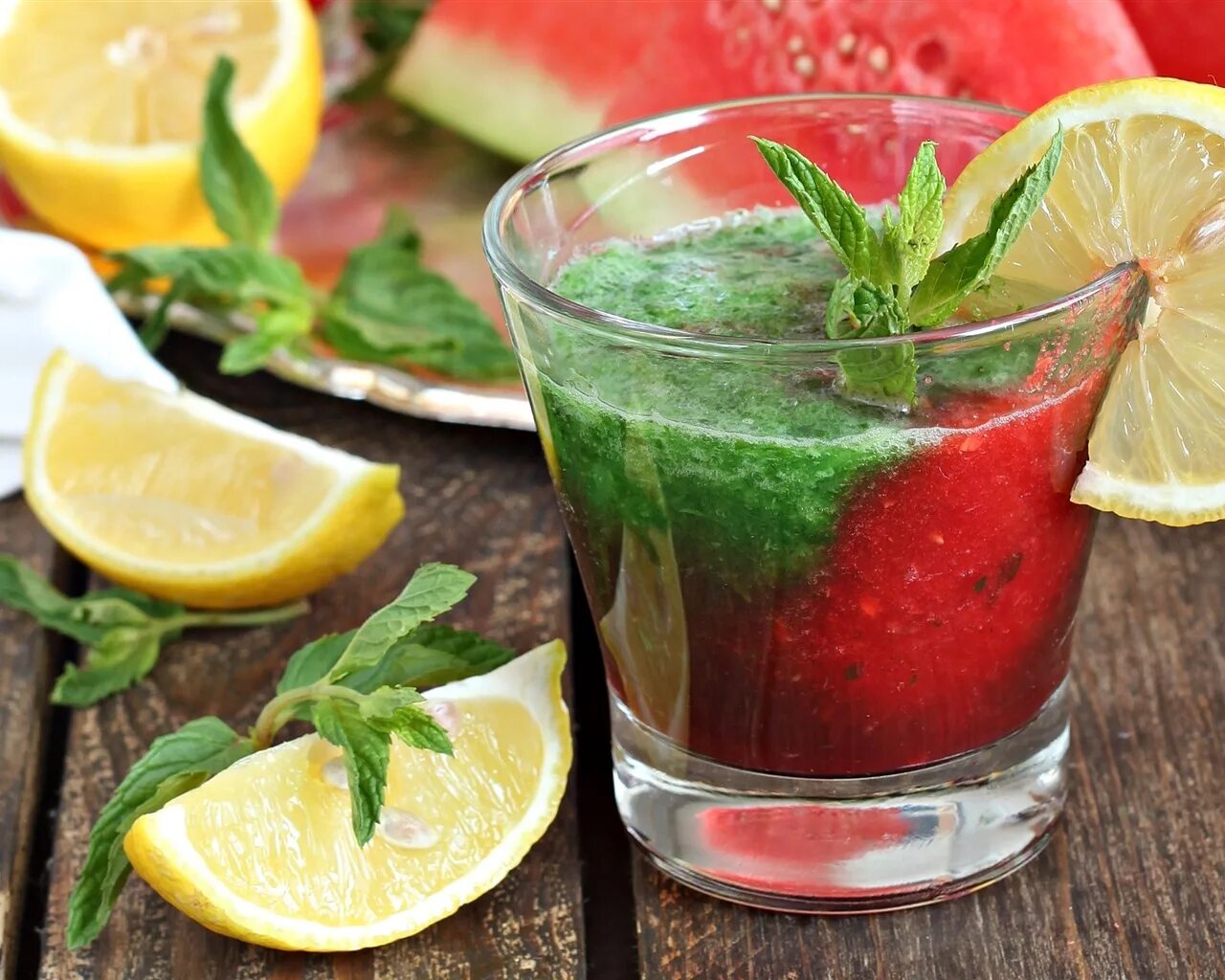 Fresh julep. Мохито лайм мята. Лимонад лимон мята. Чай с мятой. Напиток с лаймом и мятой.